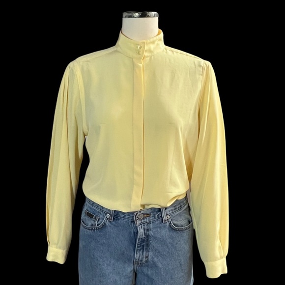 🌼Buttercup yellow button-down blouse - Picture 5 of 6